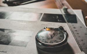 Lecture rapide. Apprendre à lire vite avec une méthode éprouvée. Image d'un montre à gousset sur un bureau avec des feuilles papier