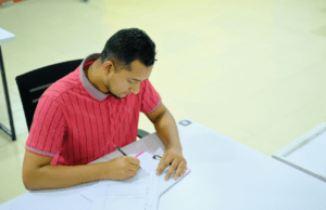 Candidat préparant sa note de synthèse pour le concours d'attaché territorial avec la méthode DOPERLO