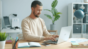 Homme qui tape sur son clavier d'ordinateur dans une pièce épurée